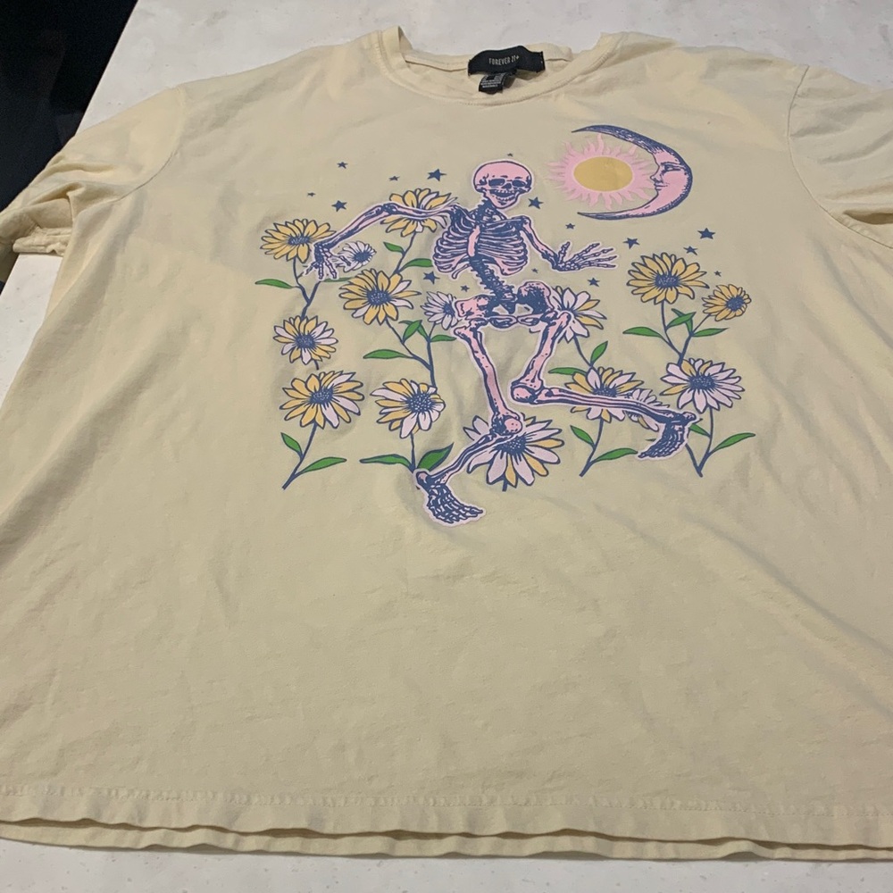 Forever 21+ BBW Skeleton & Daisy Graphic Tee Size 2X NWOT Crème color Whimsical